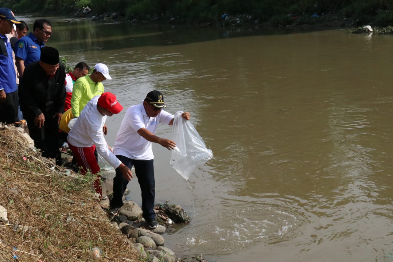 Komunitas Peduli Lingkungan Tanam Pohon dan Tabur Benih Ikan